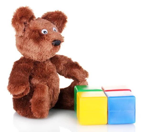 Sitzender Bär Spielzeug und Farbwürfel isoliert auf weiß — Stockfoto