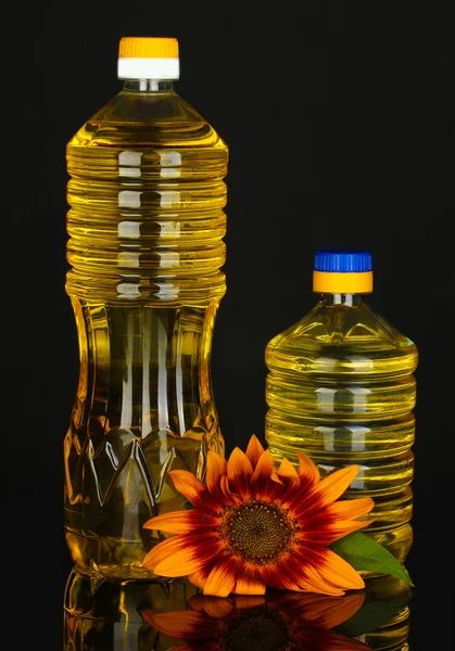 黒の背景に分離されたプラスチック製のボトルのひまわり油 — ストック写真