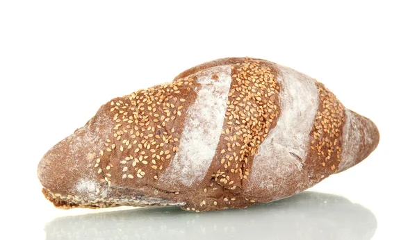 Домашній цілий хліб ізольований на білому тлі — стокове фото