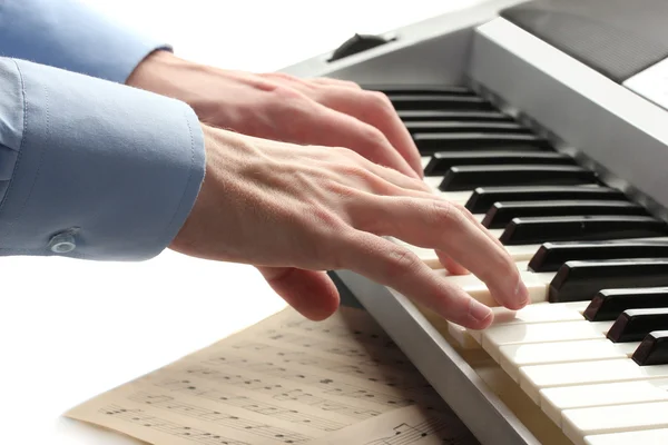 弹钢琴的男人的手 — 图库照片