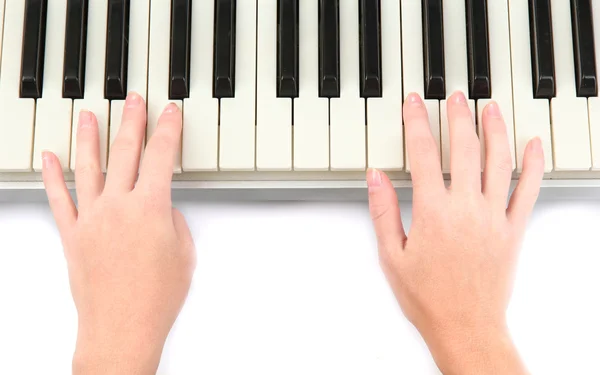 Händerna på kvinna som spelar piano — Stockfoto