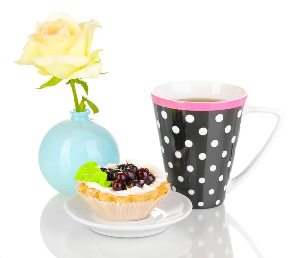 Pastel dulce con taza de té aislado en blanco — Foto de Stock