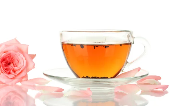 Xícara de chá com rosa isolada em branco — Fotografia de Stock