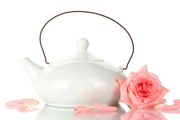 Bule de chá com rosa isolada em branco — Fotografia de Stock