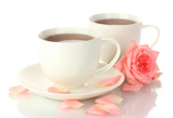 Tazas de té con rosa aislada sobre blanco — Foto de Stock