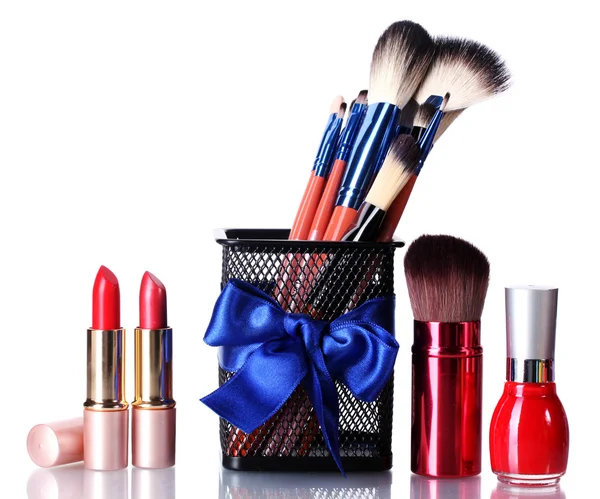 Make-up borstels in houder en cosmetica geïsoleerd op wit — Stockfoto