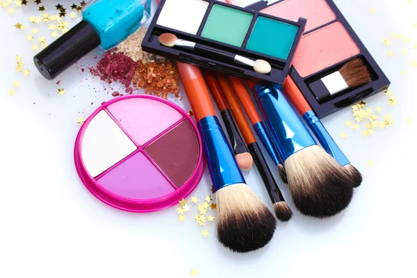 Make-up-Pinsel im Halter und Kosmetika isoliert auf weiß — Stockfoto