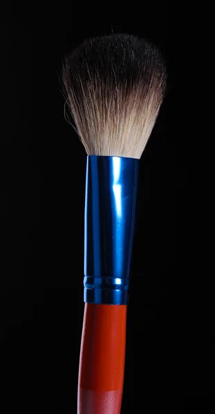 Make-up borste på svart bakgrund — Stockfoto