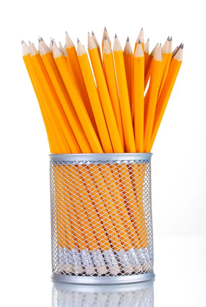 Crayons de plomb dans une tasse en métal isolé sur blanc — Photo