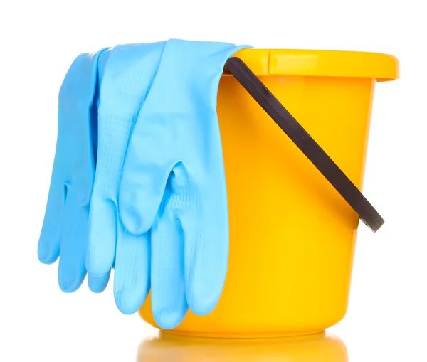 Cubo y guantes para limpiar aislado en blanco — Foto de Stock