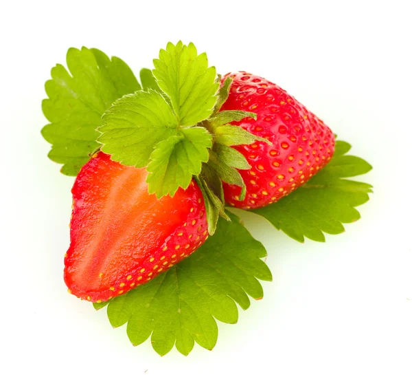 Süße reife Erdbeeren mit Blättern isoliert auf weiß — Stockfoto