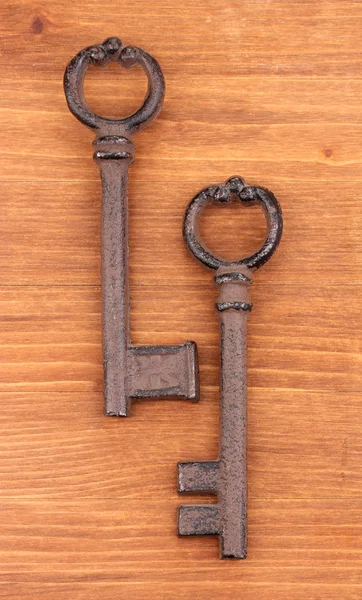 Ahşap zemin üzerinde iki antika anahtar — Stok fotoğraf