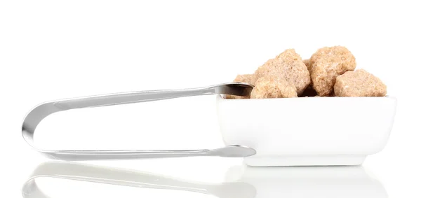 Zolletta cubetti di zucchero di canna marrone su piatto isolato su bianco — Foto Stock