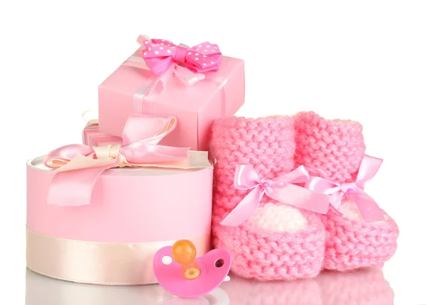 Růžové dětské boty, dudlík a dary izolovaných na bílém — Stock fotografie