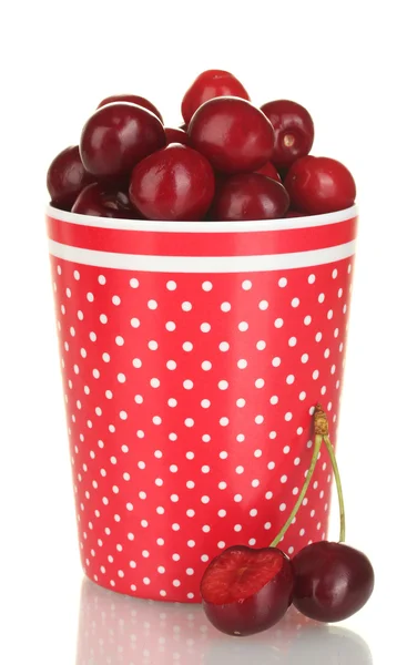 Ciliegie in una tazza rossa a pois isolata su bianco — Foto Stock