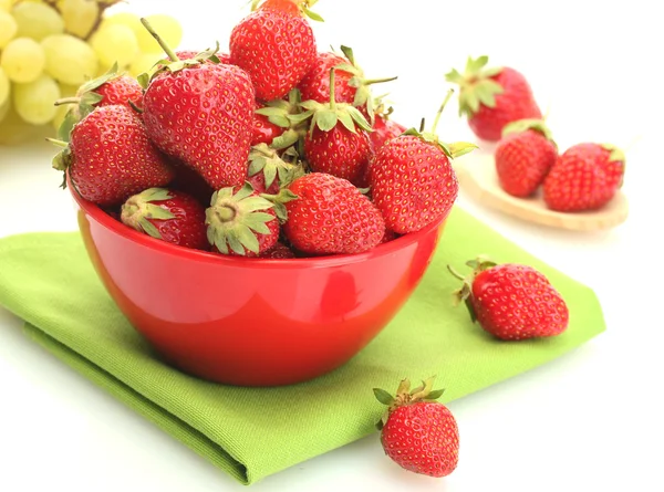 Słodkie dojrzałe truskawki w misce i winogron na białym tle — Zdjęcie stockowe
