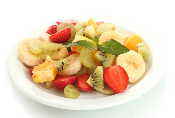 Frische Früchte Salat auf Teller isoliert auf weiß — Stockfoto