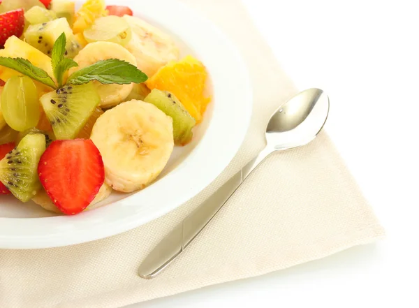 Ensalada de frutas frescas en plato aislado en blanco — Foto de Stock