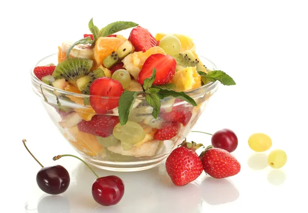 Ciotola di vetro con macedonia di frutta fresca e bacche isolate su bianco — Foto Stock