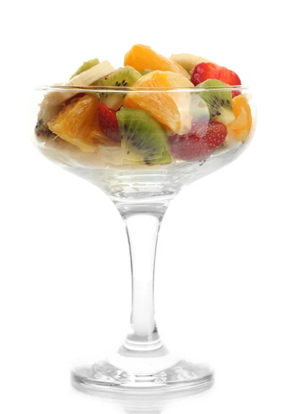 Ensalada de frutas frescas aislada en blanco — Foto de Stock