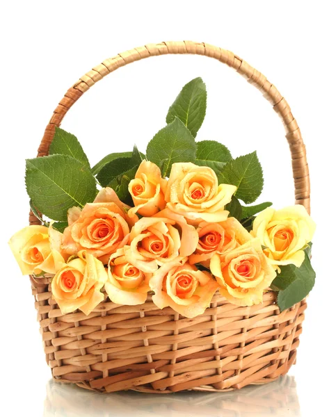 Hermoso ramo de rosas en cesta aislada en blanco — Foto de Stock