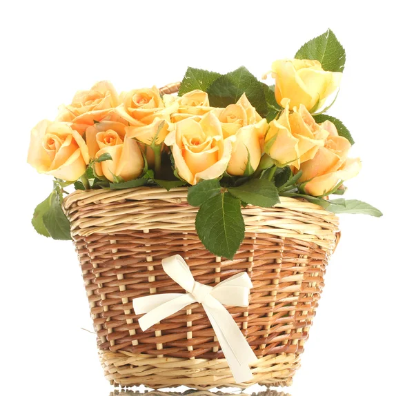 Piękny bukiet róż w koszu na białym tle — Zdjęcie stockowe