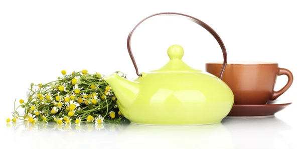 Bule e xícara com chá de camomila isolado em branco — Fotografia de Stock