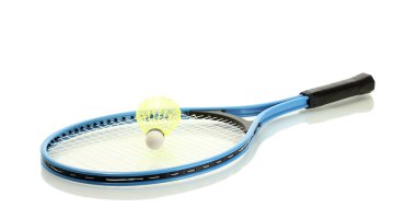 badminton raketi ve mekik horozu beyazda izole edilmiş.