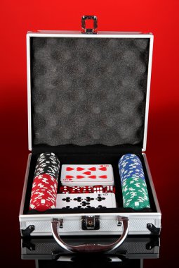 parlak kırmızı zemin üzerine metalik durumda Poker ayarla