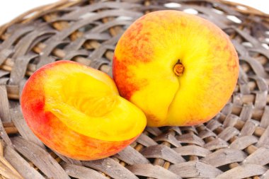 hasır mat yakın çekim olarak olgun şeftali