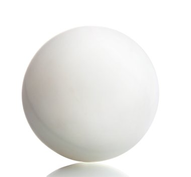 Ping-pong topu beyazda izole