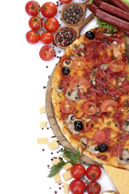 güzel pizza, sebze ve üzerinde beyaz izole salam