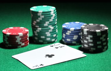 kartları ve yeşil masada Poker fişleri