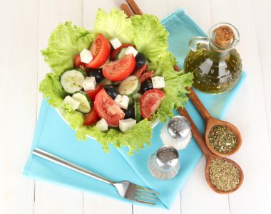 baharat beyaz tahta arka plan ile lezzetli salata