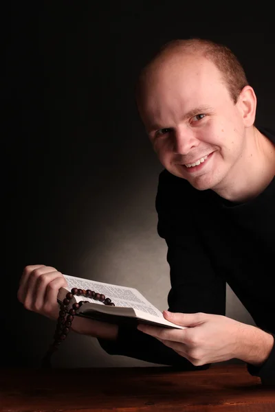 Adam okuma Rus İncil'de gri arka plan üzerinde gülümseyen — Stok fotoğraf