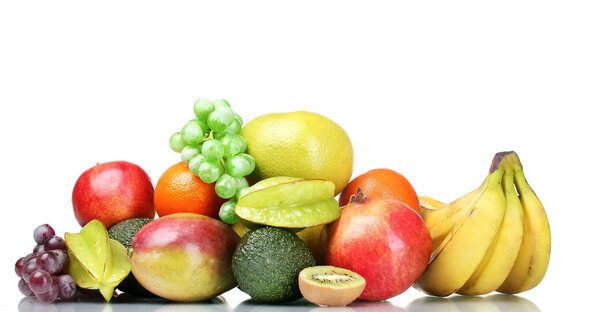 Ассортимент экзотических фруктов, выделенных на белом