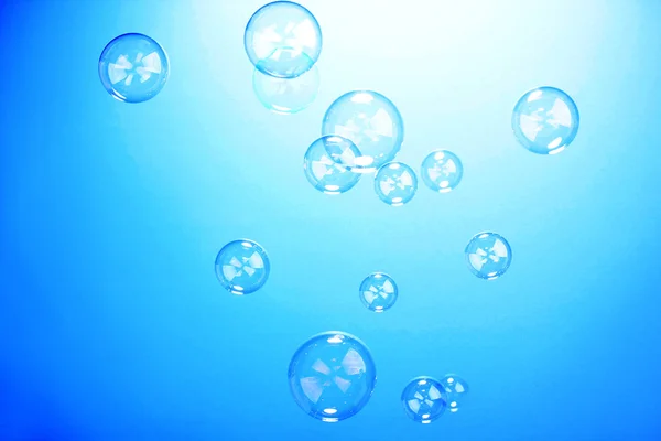 Мыльный пузырь на синем фоне — стоковое фото