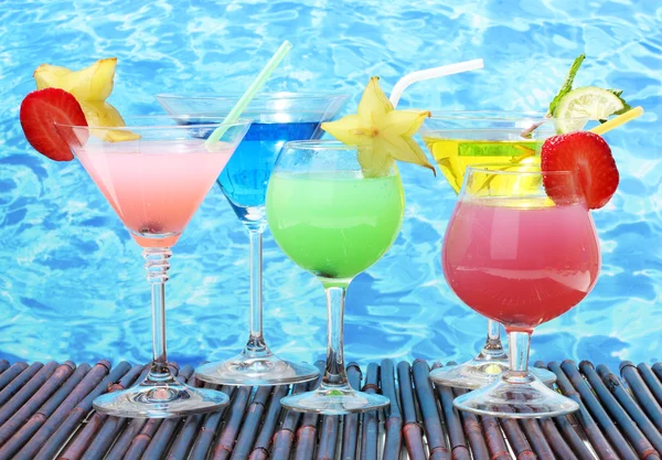 Стаканы коктейлей на синем фоне моря — стоковое фото