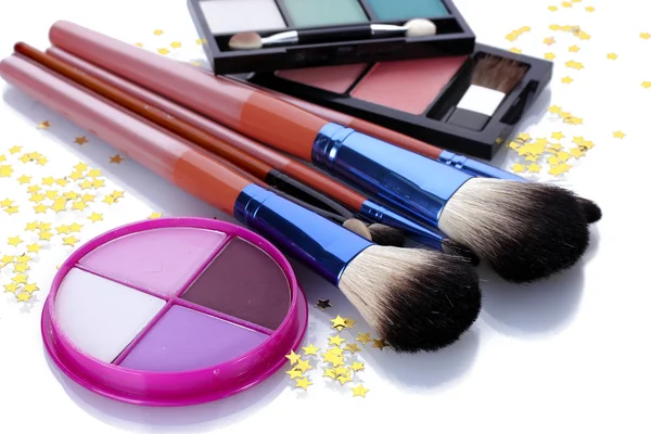 Szczotki do makijażu w uchwytach i kosmetykach izolowanych na biało — Zdjęcie stockowe