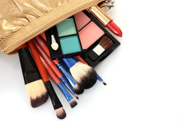 Make up bag con cosmetici e pennelli isolati su bianco — Foto Stock