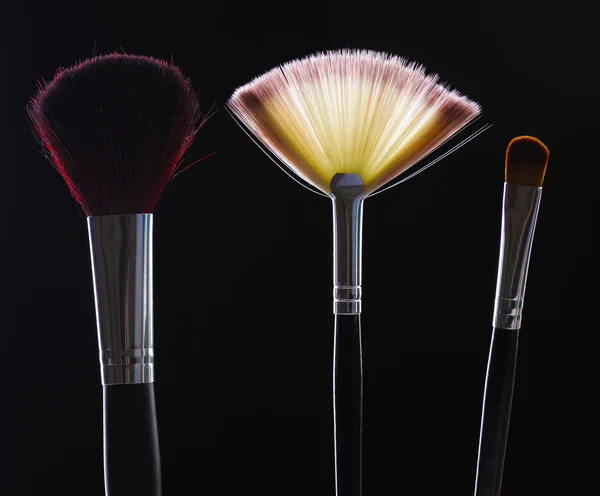 Gri arkaplanda makyaj fırçaları — Stok fotoğraf