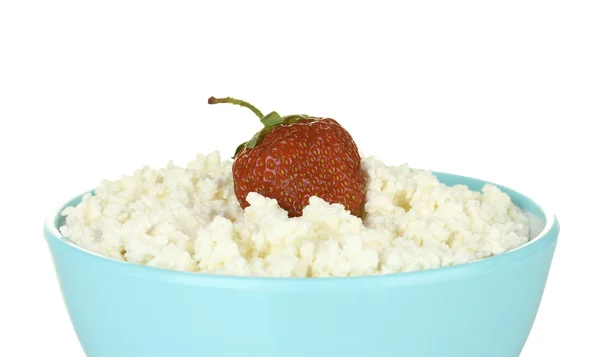 Hüttenkäse mit Erdbeere in blauer Schüssel auf weißem Hintergrund Nahaufnahme — Stockfoto