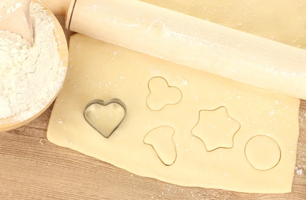 Tin för cookies på rullas ut degen på träbord närbild — Stockfoto