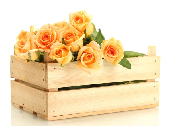 束美丽的玫瑰在木盒上白色隔离 — 图库照片