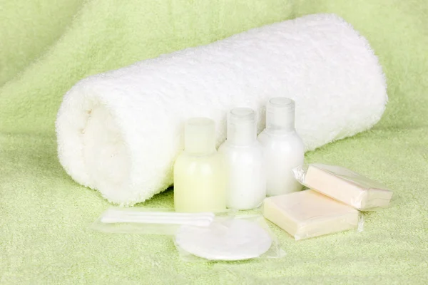 Hotel amenities kit on towel — Stock Photo, Image