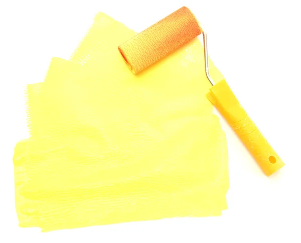 与孤立在白色的黄色油漆涂料滚子 — 图库照片