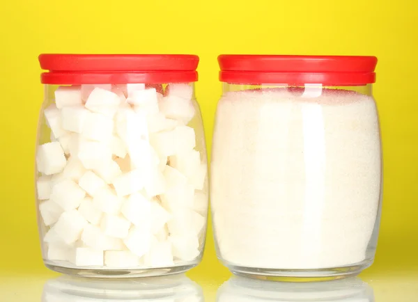与白色块状糖和多彩背景上的白色水晶糖罐 — 图库照片