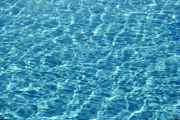 Güneşli yansımalı otel yüzme havuzu — Stok fotoğraf