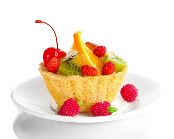 Słodkie ciasto z owocami na płytkę na białym tle — Zdjęcie stockowe