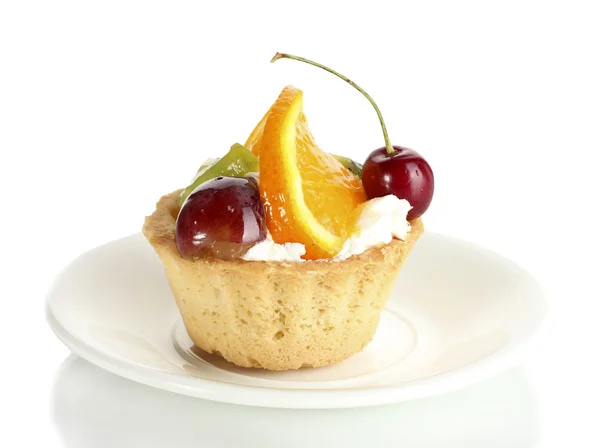 Сладкий торт с фруктами на тарелке изолированы на белом — стоковое фото